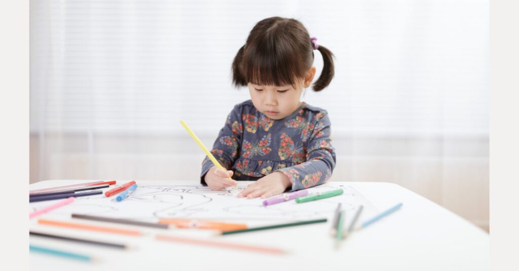 絵が小さい子どもの心理とは？色と大きさで読み解く心のサイン